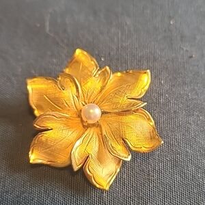 Flower gold tones brooch with pearl center